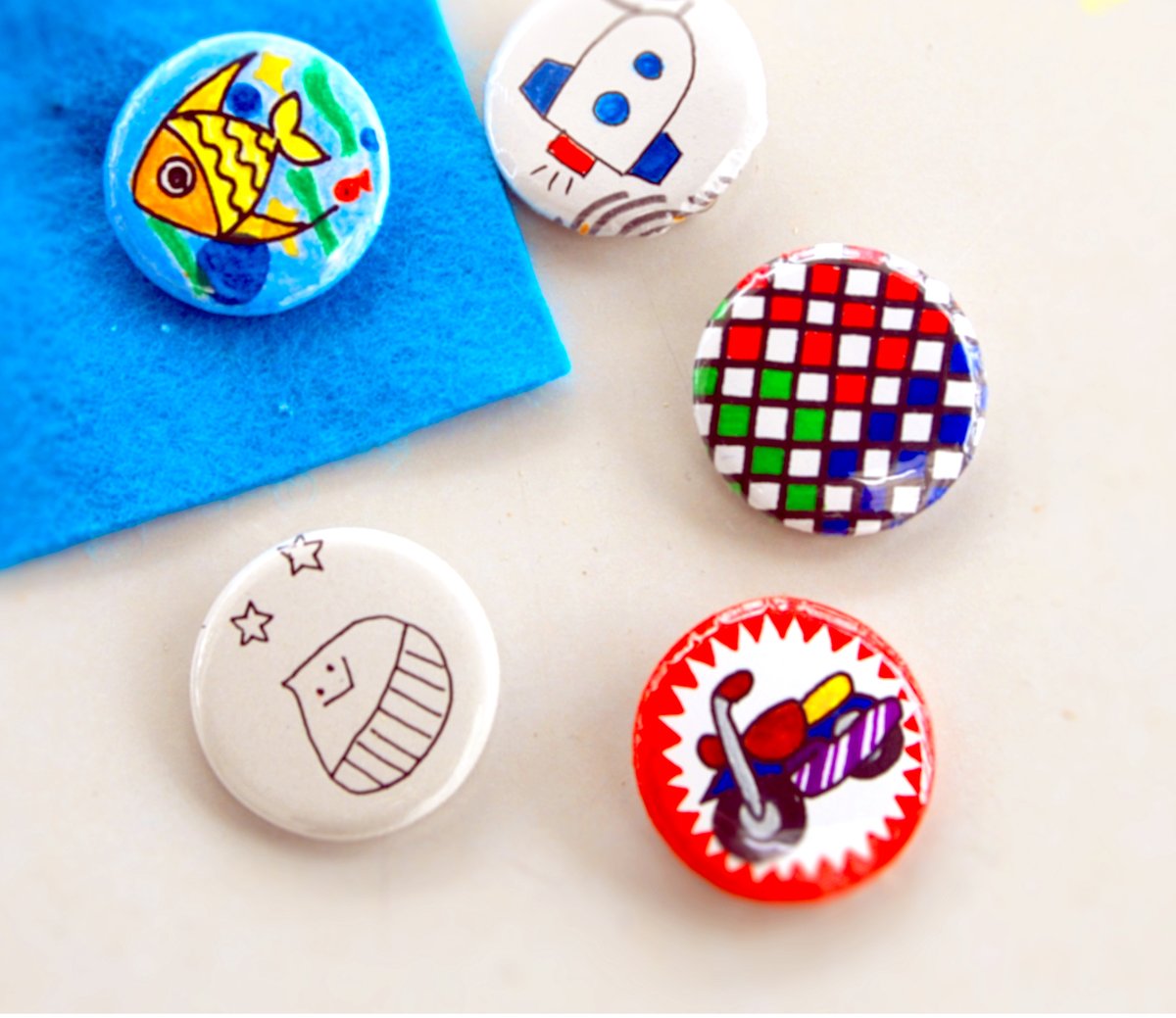 【催しのお知らせ】
令和８年もよろしくお願いいたします🐎

今月のアトリエちゃれんじは「缶バッジをつくろう」😃
自分でイラストを描いたり好きな色でぬったりして、すてきなオリジナル缶バッジをつくっちゃおう🌟

期間 １月の土日祝日　9:00～16:45
参加費 １つ200円
場所 １階ちゃれんじコーナー