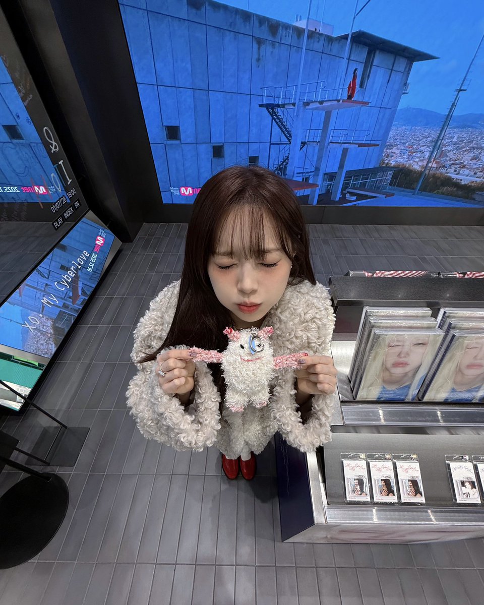 chuu_atrp's tweet image. [📸]
CHUU The First Album [XO, My Cyberlove]
OLIVEYOUNG POP-UP STORE에서 만나요🙅🏻‍♀️🙆🏻‍♀️💙

🗓️1월 6일 18:00 - 1월 12일 22:30
📍올리브영 명동역점(서울 중구 퇴계로 115)
🔗weverse.io/chuu/notice/32…

#CHUU #츄 #XOMyCyberlove