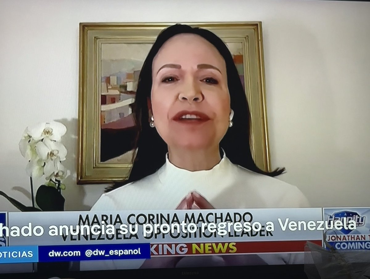 ¿Casualidad? María Corina Machado  elige vestir de blanco para su primera intervención 📺 Estados Unidos tras la captura de Maduro. Detalles de blanco en 2do plano. El blanco 🤍 comunica: paz, nuevos comienzos, honestidad transparencia. #todocomunica #estrategia #lenguajenoverbal
