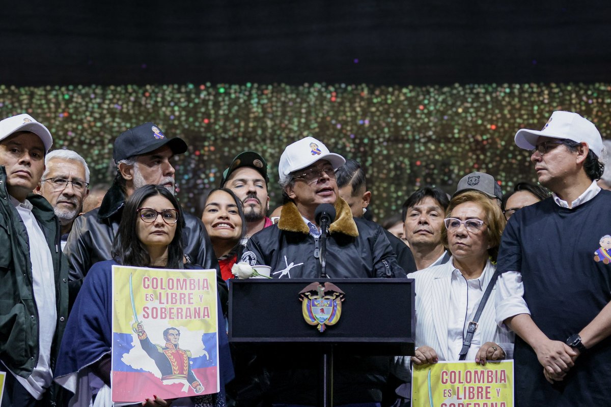 📸 En la Plaza de Bolívar de Bogotá, el pueblo colombiano alzó su voz por la soberanía nacional, demostrando ante el país y el mundo que la defensa de Colombia nace de su gente. Allí, el Presidente <a href="/petrogustavo/">Gustavo Petro</a> acompañó la gran movilización ciudadana.

El Mandatario informó que,
