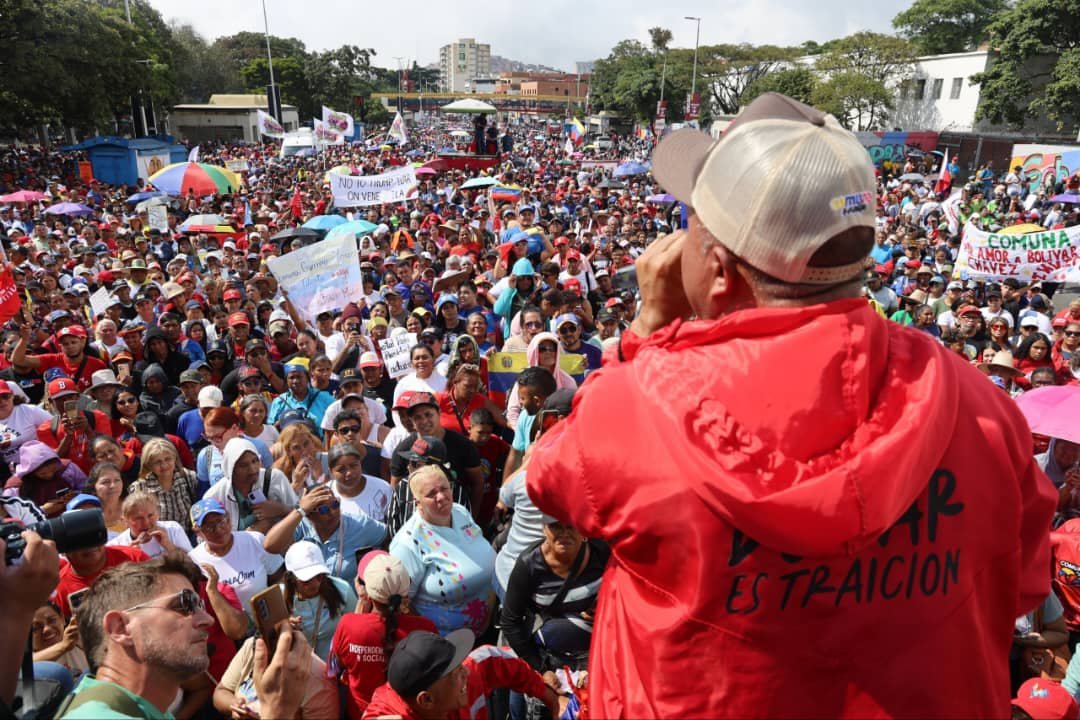 venanalysis's tweet image. Venezuelan communards from all over the country flocked to the capital today for a huge demonstration. The crowds rejected and denounced the recent imperialist attacks and demanded the release+return of President Nicolás Maduro and First Lady Cilia Flores