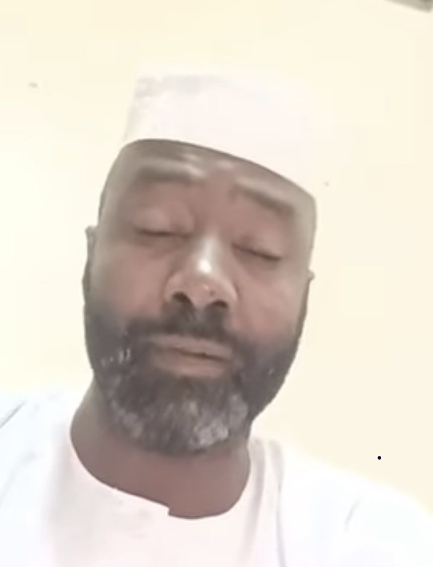 ياجماعه الزول دا الزا زول 🤣🤣🤣 بيتكلم بي سرعة ١٠٠٠ ألف كلمه في الثانيه لكن بزكرني بالسودان و طيبة أهله