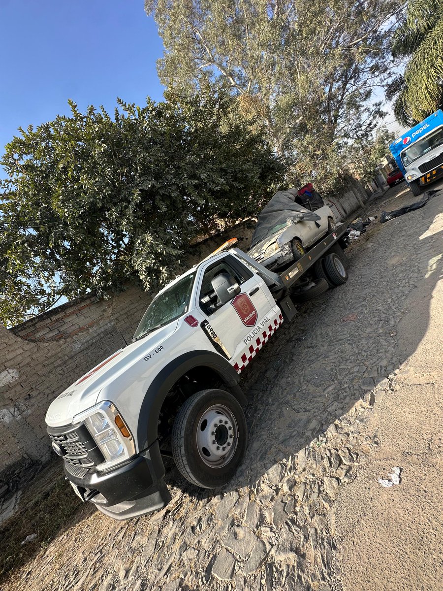 🚫🚘 ¡Fuera chatarra! <a href="/GobTlaquepaque/">Gobierno de Tlaquepaque</a> retiró 770 autos abandonados en 2025 tras reportes ciudadanos. El proceso da 9 días para mover la unidad antes de usar grúa. Reporta vehículos sospechosos o abandonados al WhatsApp: 33 1769 9910. 📲
#RadioramadeOccidente