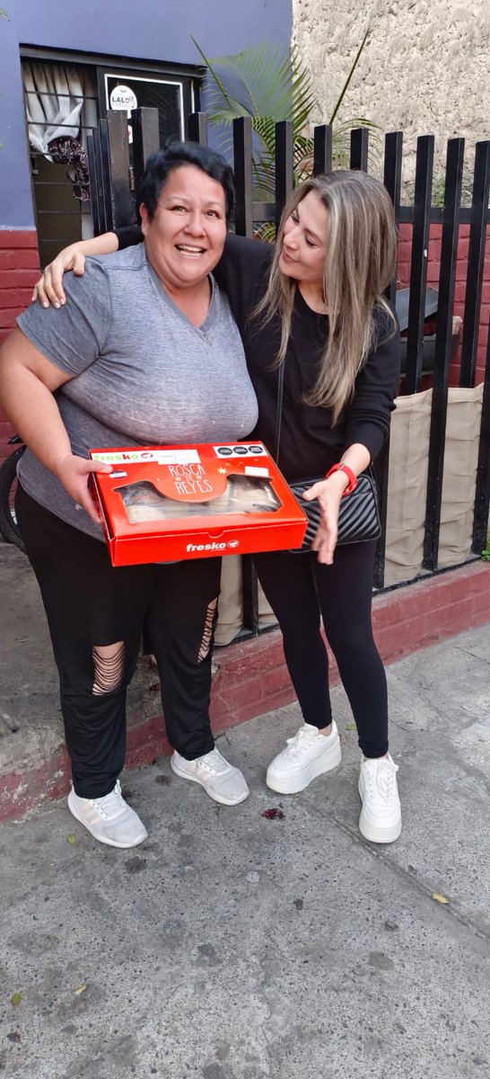 Tuve el gusto de visitar a los líderes de la colonia para entregarles una tradicional rosca. 

Es un pequeño detalle en reconocimiento al esfuerzo que hacen día con día por todos nosotros. Espero que la disfruten mucho en compañía de sus seres queridos. 💕

#Liderazgo #Servicio