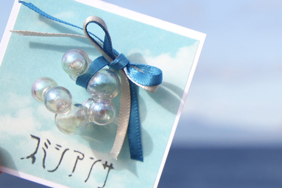 めちゃくちゃ遅くなってしまったのですがお迎えポストを…！！
スミシアンサさま( <a href="/smithiantha_/">スミシアンサ</a>  )のしゃぼんだまイヤカフ🫧
軽くて着けやすく、存在感抜群✨あわあわちゅるちゅるでかわいすぎます！！