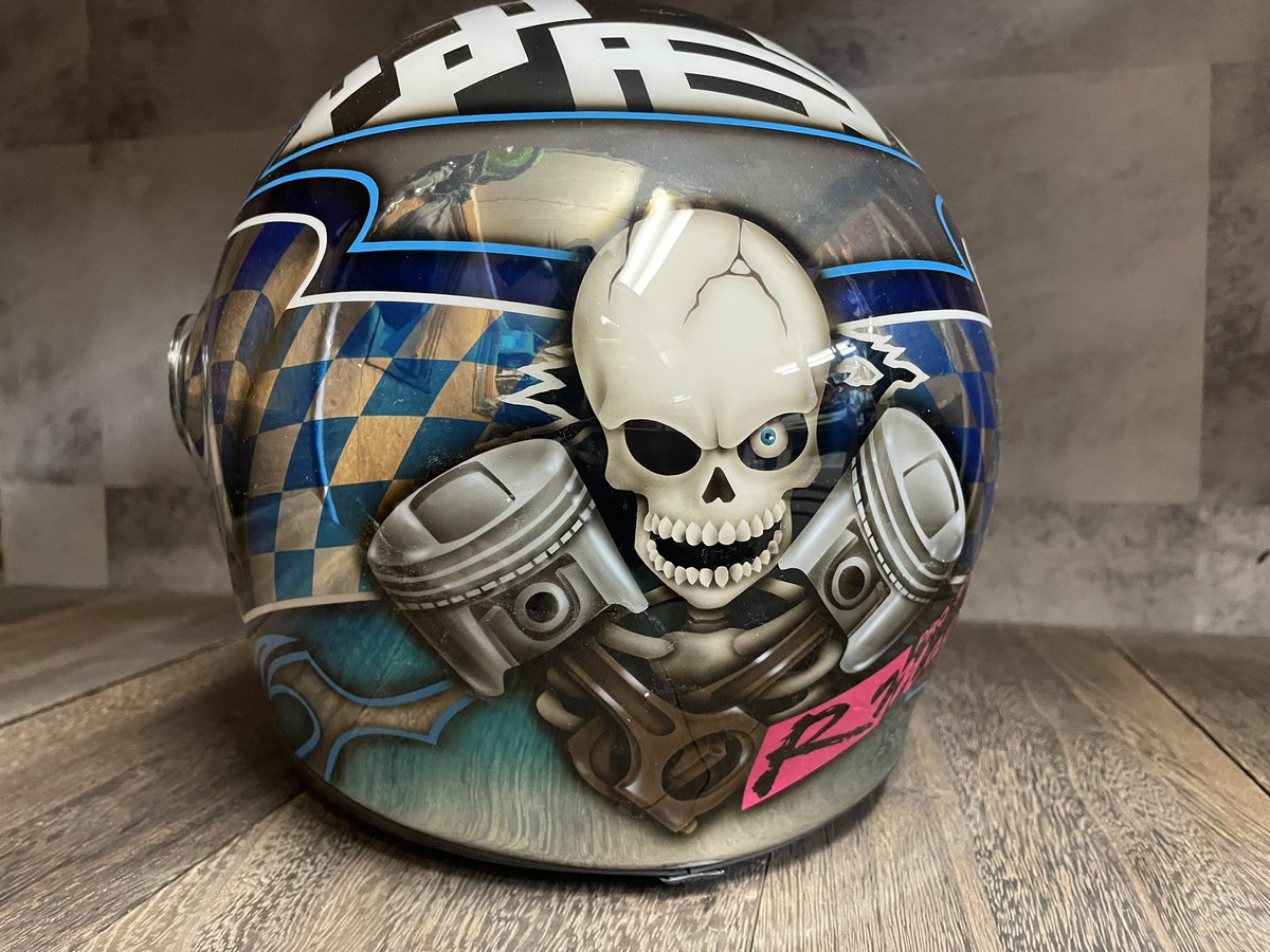 MAZDA車のチューニングを手掛ける、相模原のR-magic 様より
以前4輪用ヘルメットでオーダーされたお客様。メッキ&amp;ウェイビングチェッカー🏁頭頂部はアノ有名な幾何学模様を今回は2輪用ヘルメットで制作。後頭部イラストのスカル☠️前回のローターからピストンに変更。

#グラムスター　#メッキペイント