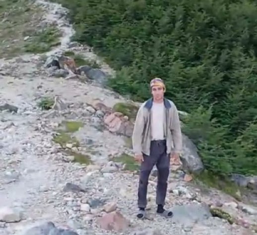 Jvnior's tweet image. 🚨 BREAKING: 

Two Israeli ‘tourists’ BURN DOWN a protected forest in Argentina on January 6, 2026 🇦🇷 

These IDF soldiers were caught starting fires in a protected forest. When confronted… They FLEF the scene.

Police are now hunting them down.