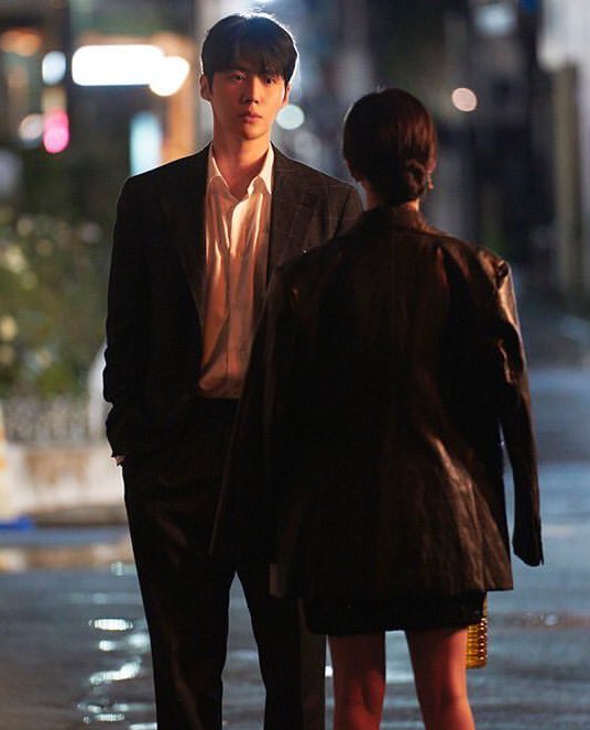 seonhokimchi's tweet photo. The gesture, the facial expression, the GAZE, the HAIR, the hand placement, the outfit….. oh my………. https://t.co/BG0Zhz4Ux8
