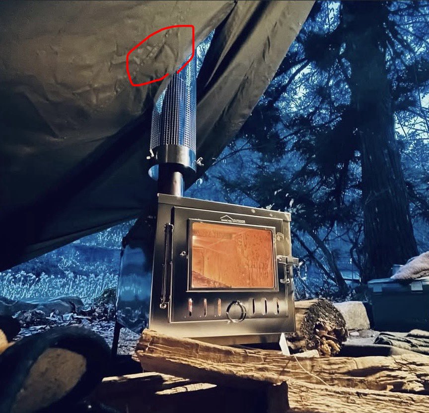 先日の年明けキャンプで薪ストーブの熱により赤マルの所に覗き穴ができてしまいました👀

とりあえずAmazonから蜜蝋とあて布が届くのを待っている(っ ॑꒳ ॑c)ﾏｯﾃﾙ
初めての軍幕補修⛺️
けど、軍幕の補修ってポリテントみたいにはいかないんですね。
既に今から面倒くさい😂

 #キャンプ  #軍幕