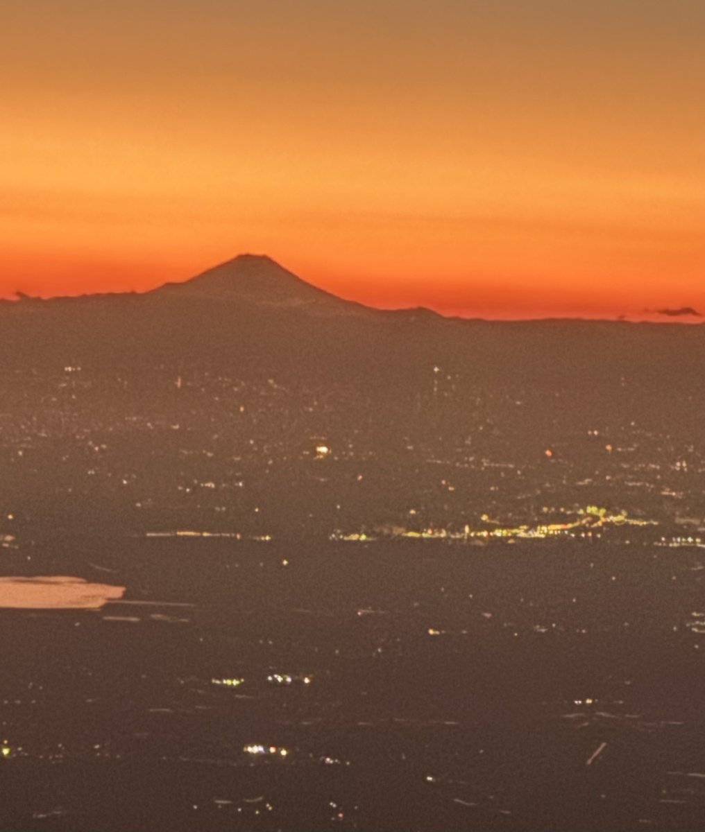 年末に夕暮れ時に飛行機から見えた富士山