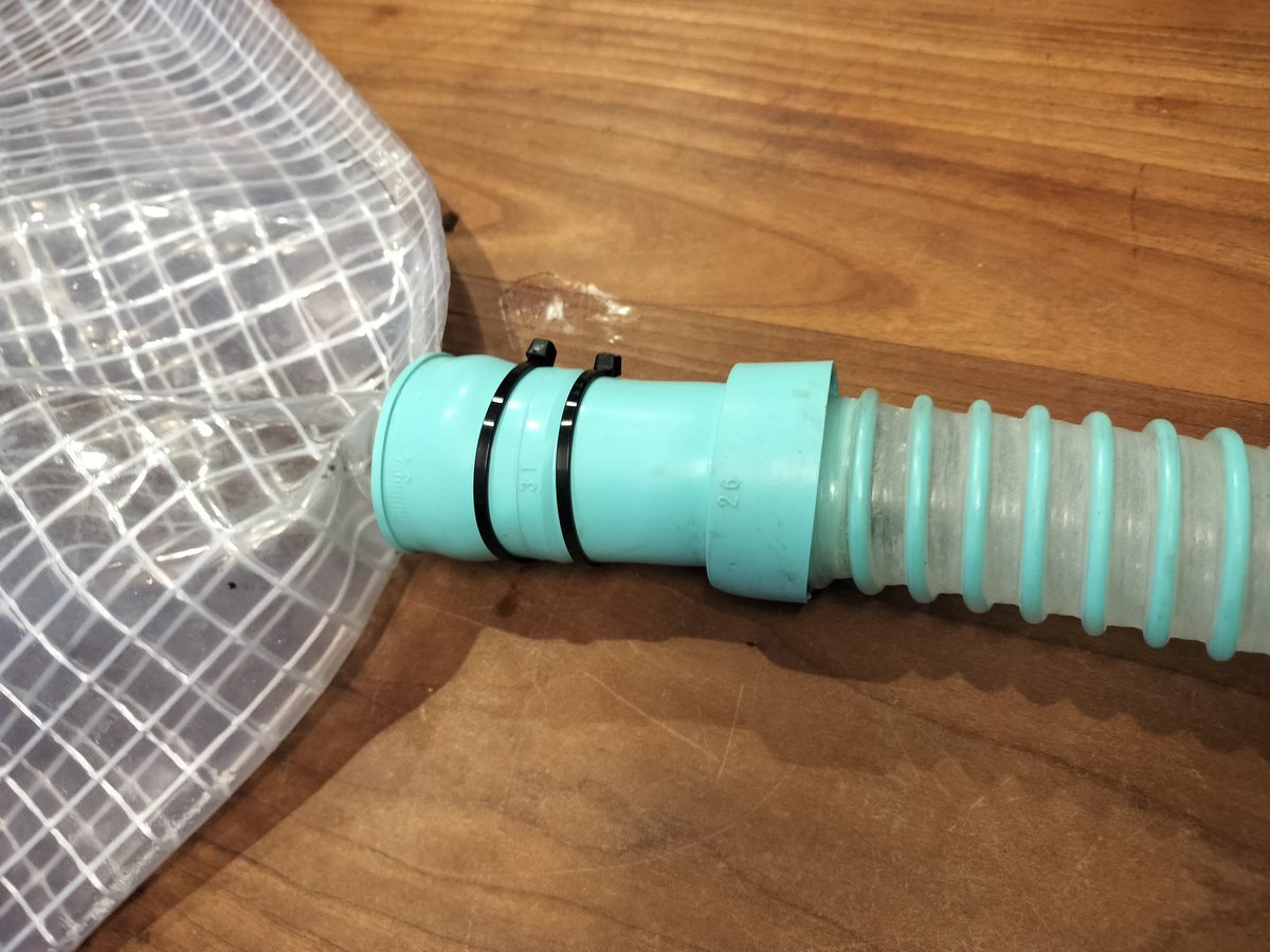 エアコン洗浄ホッパーの排水ホース部分は2〜3年でこんな感じになる。新しいの買うのもいいし修理するのもいい。
自分は構造知りたがりなので修理する派。でも半分は修理出来なくて新しく買ってる。