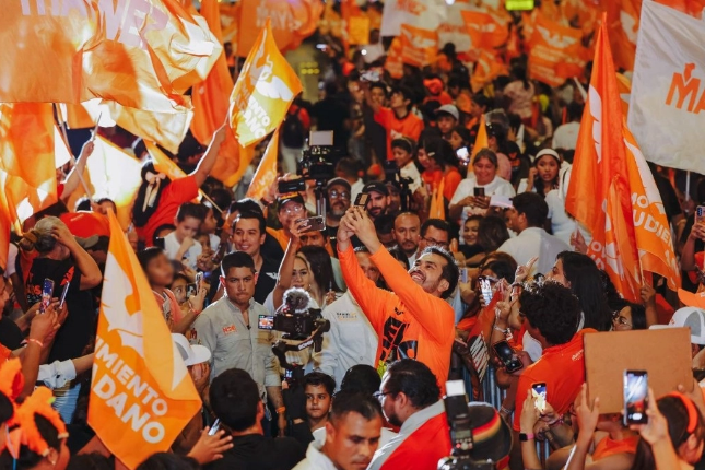 Proyectodiez's tweet photo. En Campeche la contienda electoral se cierra entre dos partidos: Morena y Movimiento Ciudadano.

A finales de diciembre de 2025, Morena contaba con el 36.9% de aceptación, seguido por Movimiento Ciudadano con un 28.6%, una distancia de apenas 8%, según la encuestadora Rubrum. https://t.co/hMF50KTLZP