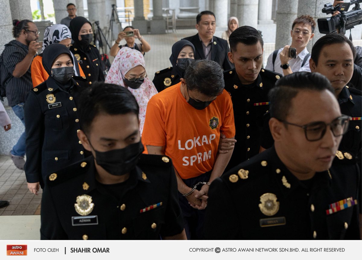 501Awani's tweet photo. Bekas Panglima Tentera Darat Malaysia (TDM) bersama dua isterinya tiba di Mahkamah Majistret Putrajaya pada Khamis kira-kira pukul 10 pagi bagi mendapatkan perintah reman berkaitan projek perolehan TDM.

Ketiga-tiga suspek dilihat mengenakan baju reman sambil tangan bergari dan dikawal oleh pegawai Suruhanjaya Pencegahan Rasuah Malaysia (SPRM) sejurus tiba di mahkamah.

Sebelum ini dilaporkan, lelaki berkenaan bersama dua isterinya ditahan selepas hadir memberi keterangan di ibu pejabat SPRM semalam kira-kira pukul 7 malam.

📸 Astro AWANI / SHAHIR OMAR
#AWANInews