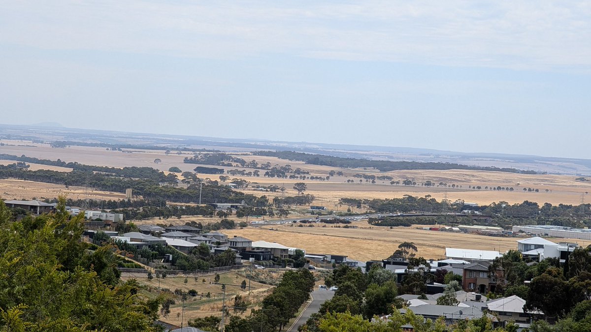 Fire fairly close to homes 😞- on the freeway side of the noise wall and hopefully it stays that way 

Geelong Ring Road #Highton 

Smoke has cleared up now so hope

#Geelong #Fire <a href="/geelongaddy/">Geelong Advertiser</a> <a href="/KrockFootball/">K rock Football</a> <a href="/3AW693/">3AW Melbourne</a>