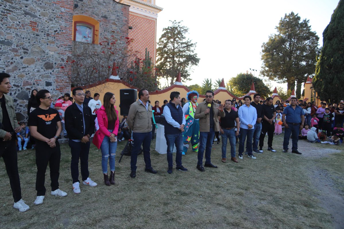 NestorCamarillo's tweet photo. Con mucha alegría 🧡 y aún más sonrisas, acompañamos a Mauricio Tentle en el noble gesto de regalar juguetes, llevando ilusión a las niñas y niños de la junta auxiliar de San Antonio Cacalotepec, en San Andrés #Cholula. 🎁 https://t.co/kj4lmEGdnn