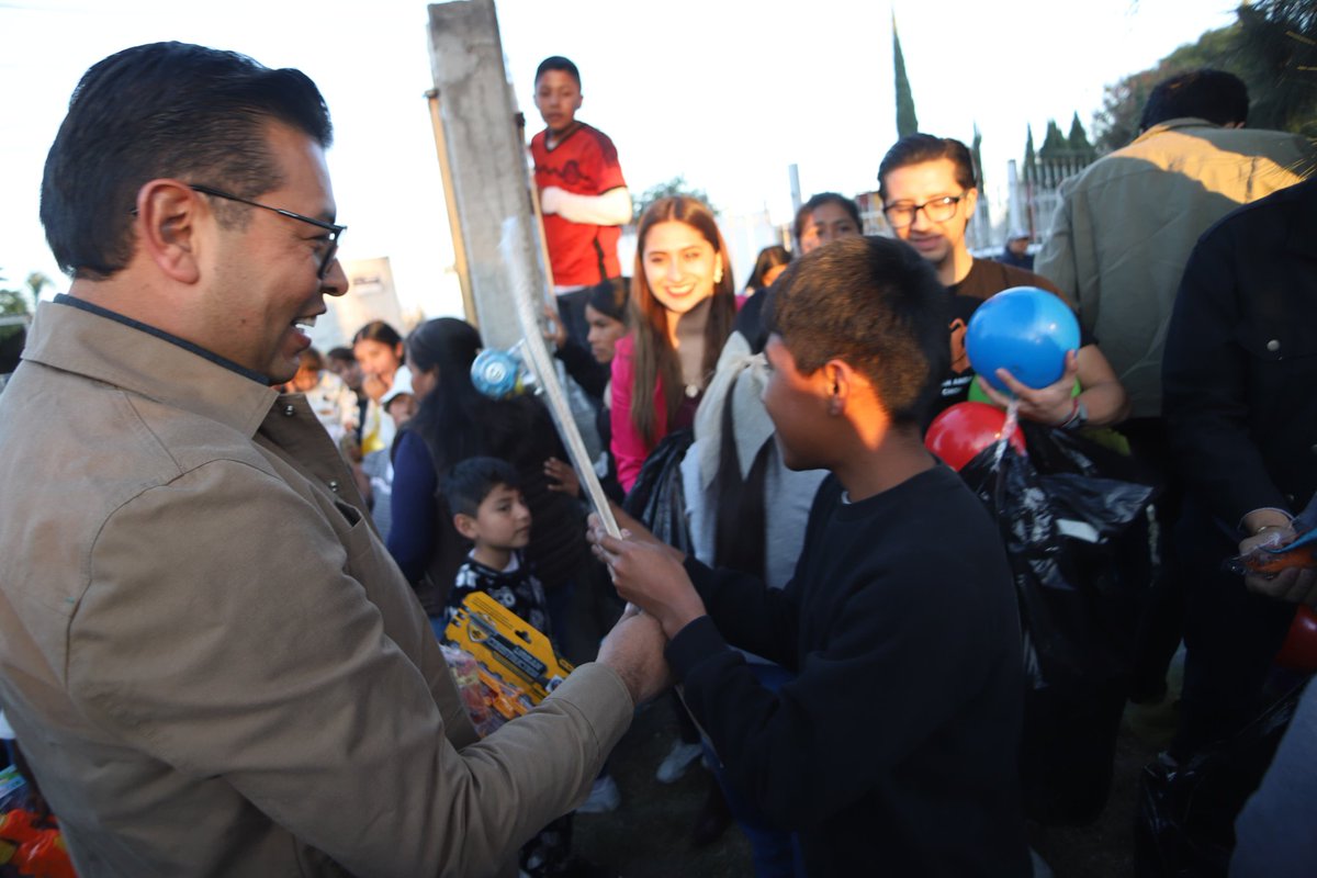 NestorCamarillo's tweet photo. Con mucha alegría 🧡 y aún más sonrisas, acompañamos a Mauricio Tentle en el noble gesto de regalar juguetes, llevando ilusión a las niñas y niños de la junta auxiliar de San Antonio Cacalotepec, en San Andrés #Cholula. 🎁 https://t.co/kj4lmEGdnn