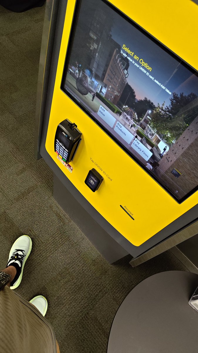 kenapa di indo kalo masuk kampus harus pakaian rapi, di sini masuk kampus mau pake baju apa aja bebas 🤣