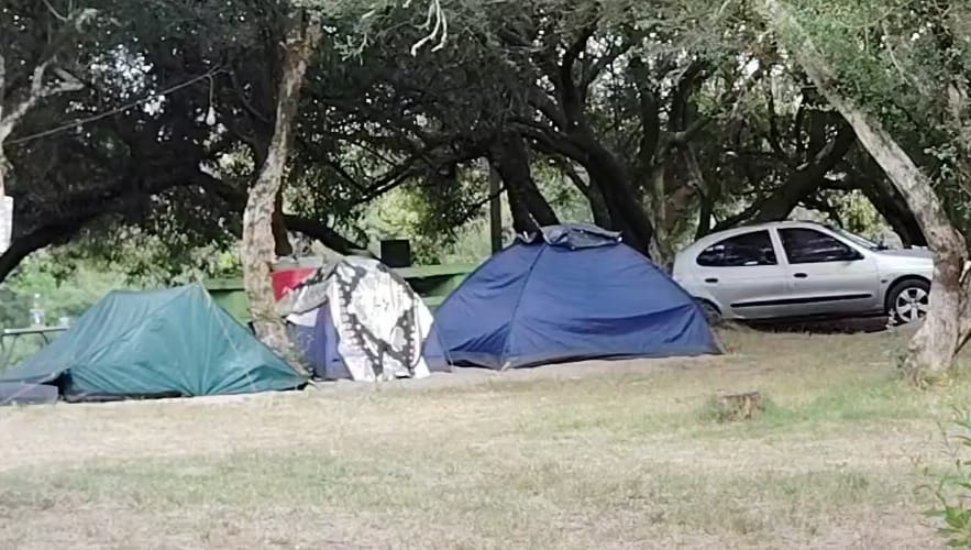 La encargada del Camping Parque Robaina, Fany Cabrera se mostró sumamente conforme con la gran cantidad de personas que llegan desde distintos puntos del país a disfrutar del mismo, elogiando principalmente la comodidad, tranquilidad y limpieza que encuentran.