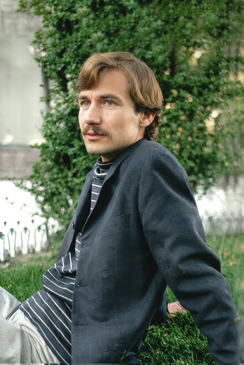 "Yırtarak geçiyor kalbimizden
Hayatı törpüleyen zaman"

İyi ki doğdun #ArkadaşZekaiÖzger