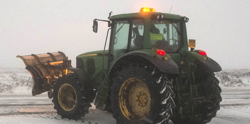 Seriously weather warning for tomorrow here in Staffordshire. Our farm has its snowploughs and tractors ready to help our local community and clear roads. Farmers all over the country are doing the same. We don’t just grow food…. Wave to a farmer if you see one out in the snow.