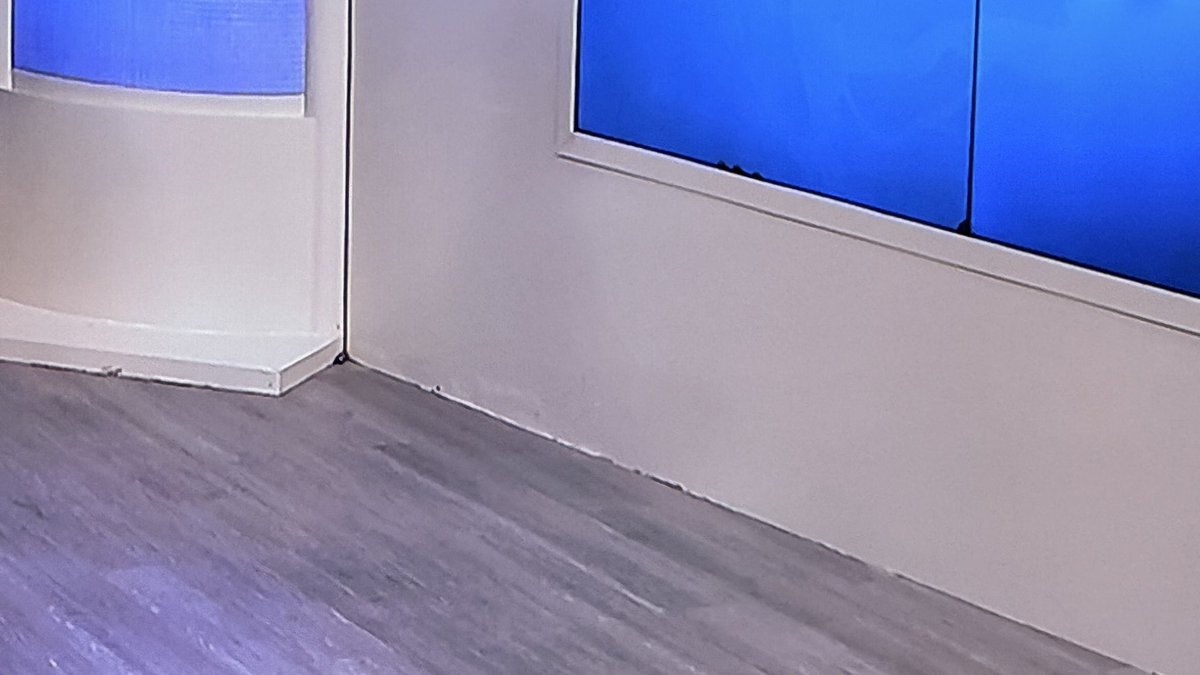 infraestruBelem's tweet photo. A TV Liberal poderia investir na reformulação do seu estúdio de onde são ancorados o BDP, JL1 e JL2. 

O atual cenário, inaugurado em 2018, já apresenta sinais de desgaste e fica visível nos telejornais. 

Fica a torcida p/ que a nossa maior e mais querida emissora dê essa forra. https://t.co/KOtqD7w93P