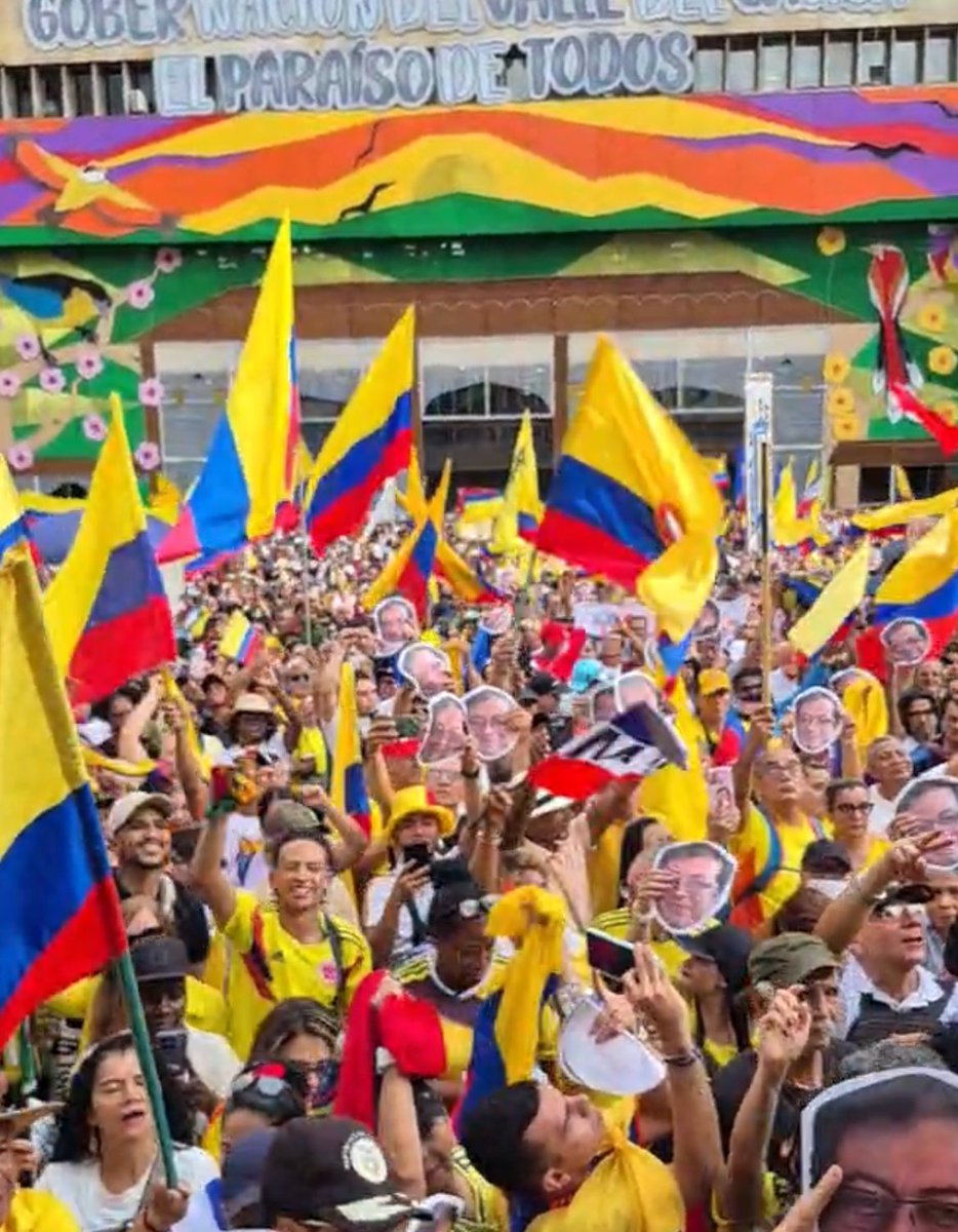 IsabelVeraPacto's tweet photo. En la concentración de Cali todos se pusieron el rostro de @petrogustavo ❤️‍🔥 , porque Trump no amenazó a nuestro presidente, amenazó a toda Colombia. https://t.co/IirrMsKwZX