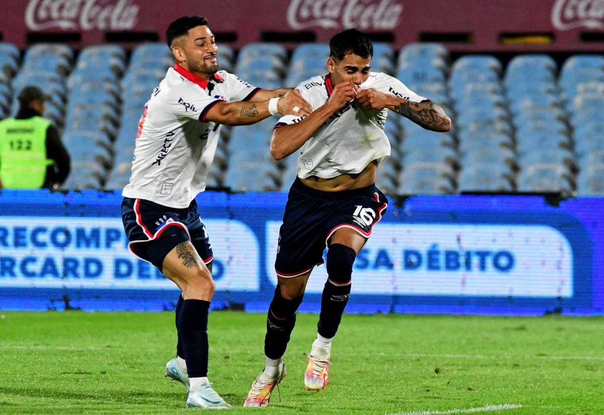 Confirmada la info de Diego Dominguez.

Son mas de 300 mil dólares lo que resigna el jugador, para que queden en Nacional.

Enorme gesto de un jugador que tiene 24 años, que no es producto del Club y además es su primera salida al exterior.