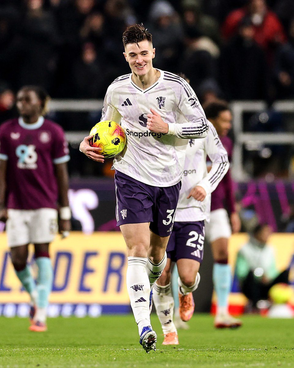 للاسف التعثر خرب الفرحة ولكن سعيد له جدًا والهدفين اليوم تحديدًا احتاجهم لان في فترة الاخيرة ما كان محظوظ بفرص كثيره واليوم كسر سوء الحظ

والجميل انه مو بس سجل لا سجل اهداف كل هدف أجمل من الاخر واهداف مهاجم حقيقي ويخليك سعيد بدون شك

بإذن الله تكون بداية الانطلاقة لمهاجم ورأس