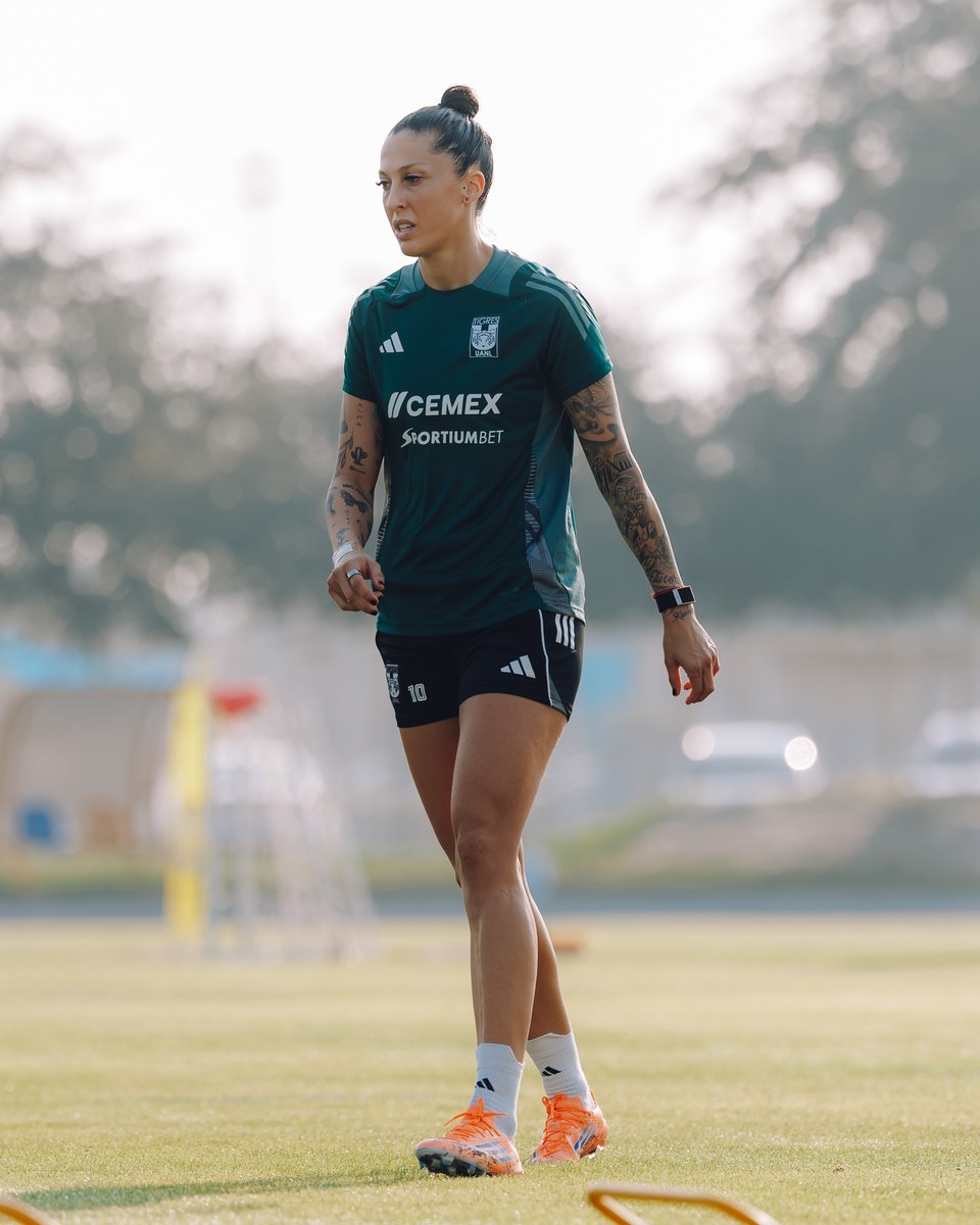 TigresFemenil's tweet photo. ⚽️✨ ¡Mitad de semana trabajando en cancha! https://t.co/rEDvN8leUW