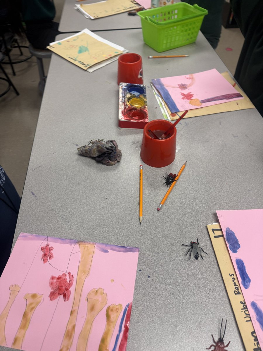 mslowpaz's tweet photo. #thirdgrade @Cypresswood_ES @AldineArt artists practiced observation drawing with blind art boxes. Such a great way to get back into a creative mood after a break! #cwoodcreates @dr_xm_davis @soniacruso @RayMondragon https://t.co/JdGdfXMxuq