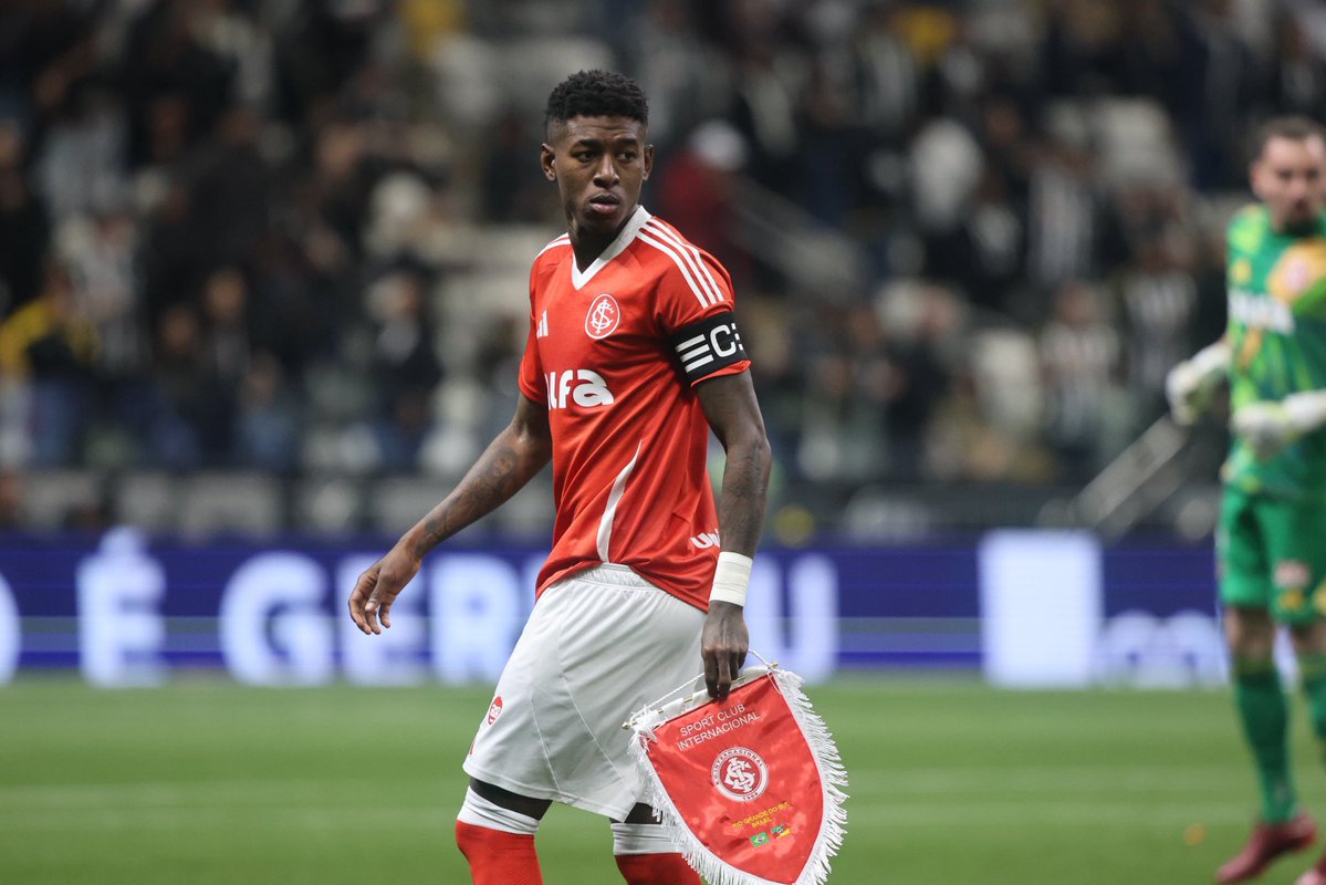 OFICIAL!  Vitão es Flamengo hasta diciembre 2029 (4 años).
Inter confirmó venta definitiva por €10,2M (acuerdo 28/12/25, quita deuda Thiago Maia).
 Llega hoy a Río, presentado mañana. ¡Primer refuerzo 2026!  
#VitãoNoMengão #CRF