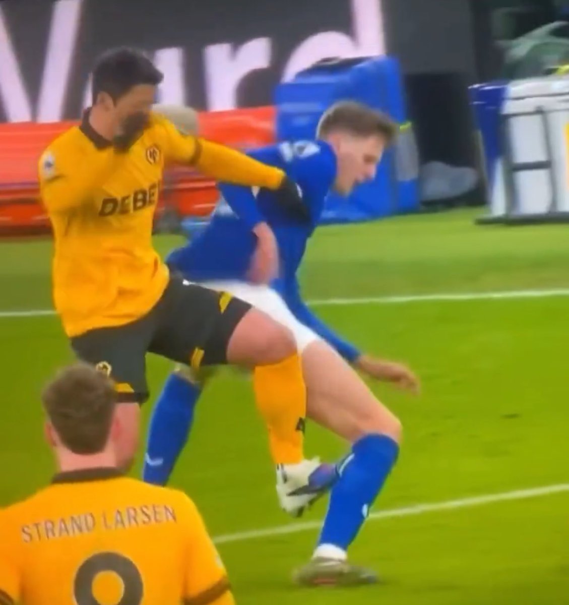 keith_kl's tweet photo. Try dealing with serious foul play as a sending off and at all other times try and keep players on the pitch.  Sending off for a slight hair pull and a clap is beyond a joke, but Hwang stays on the pitch.  Nonsensical officiating and ruining the game for paying fans! https://t.co/PiLzWeJfu1