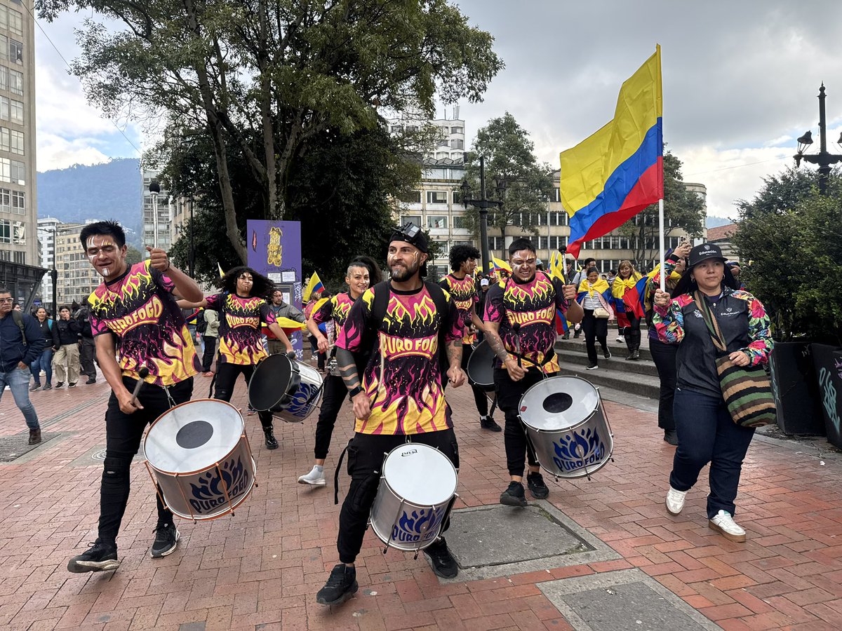 Mineducacion's tweet photo. Hoy estamos presentes desde la Plaza de Bolívar en Bogotá y todo el país. Porque Colombia se moviliza para defender lo más sagrado: la democracia y soberanía.

Salimos a las calles en apoyo al presidente @petrogustavo, elegido por el pueblo en las urnas. Porque cuando el poder nace de la ciudadanía se cuida en las calles.
Eso es poder popular. 🇨🇴✊ #ColombiaSoberana