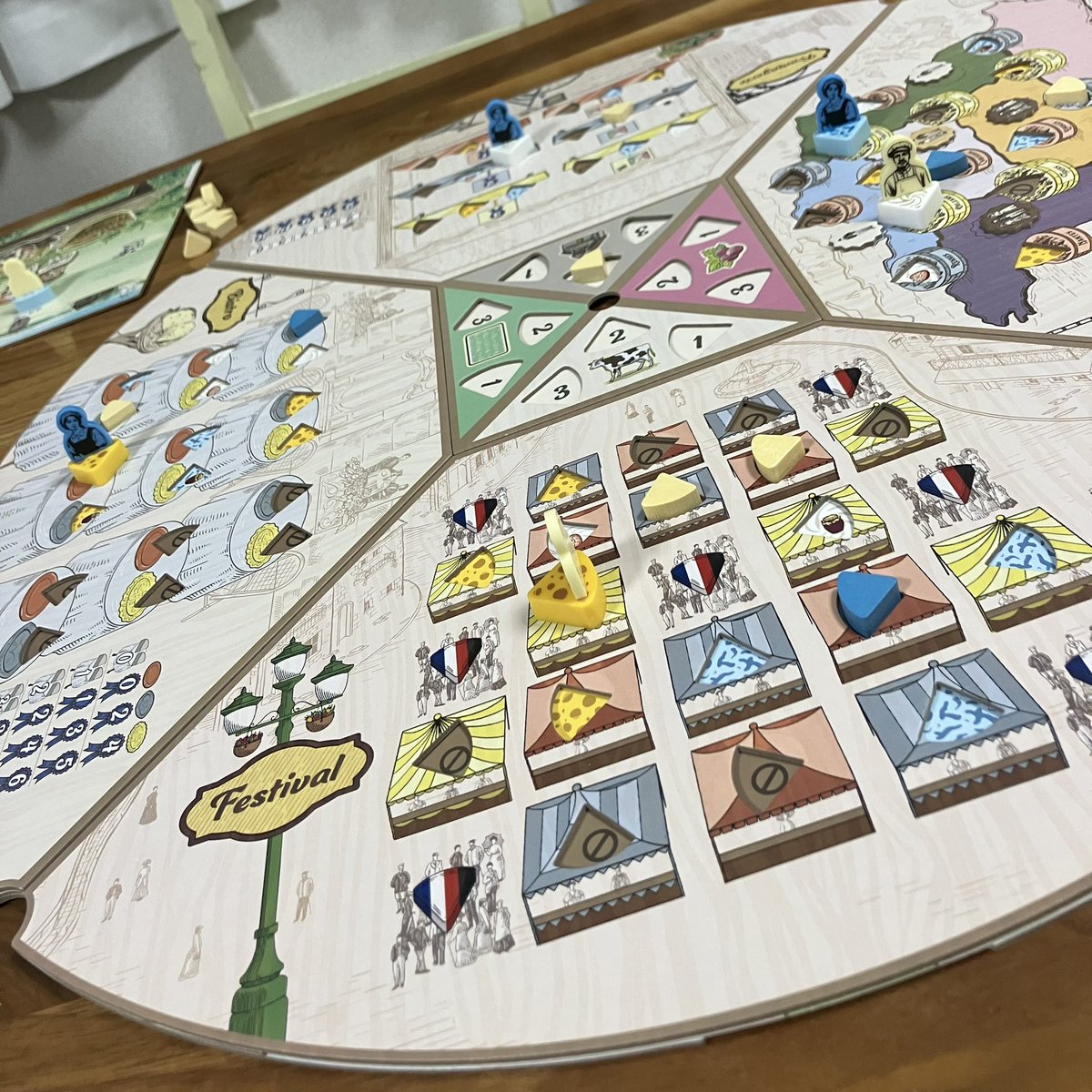 nusfrog's tweet image. 視線があったら駆けてくる🏃💨
『フロマージュ』

嫁様曰く「ボードゲームしてるなぁって感じで好き。ファラオンみたい。ボードゲームって感じ👍」との事。鮮やかなボードを回すのが楽しいし、置いたワーカーの目線がこちらを向けば手元に帰ってくる。３人皆んなこっち向いた時の喜び🤩