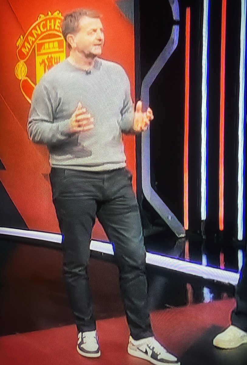 MyLizards's tweet image. Tim Sherwood there looking like the love child if Mark E Smith fucked spring onion from Munch Bunch slagging off Sesko. What a complete pipe. Such a bitter old irrelevant prick in his Asda dad jeans and TEMU box fresh Pandas. You’re nearly 60 you one medal cunt. Get fucked!