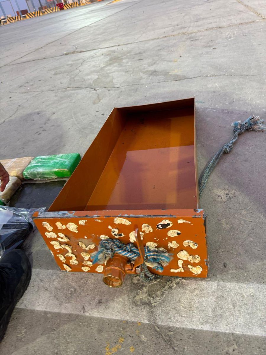 🚨🚢¡Duro golpe al narcotráfico!
El equipo de buzos de la #Sunat detectó 39 kg de clorhidrato de cocaína camuflados en una caja metálica adherida al casco de una nave de carga en el puerto de Paita, Piura ⚓️.