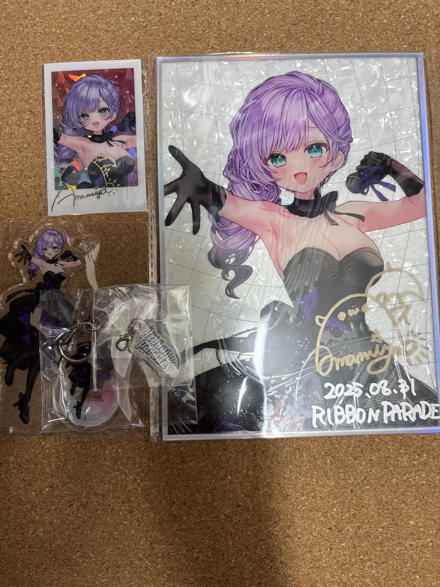 グッズ届いてましたー！！ 色紙良き🙏 #雨宮スイ