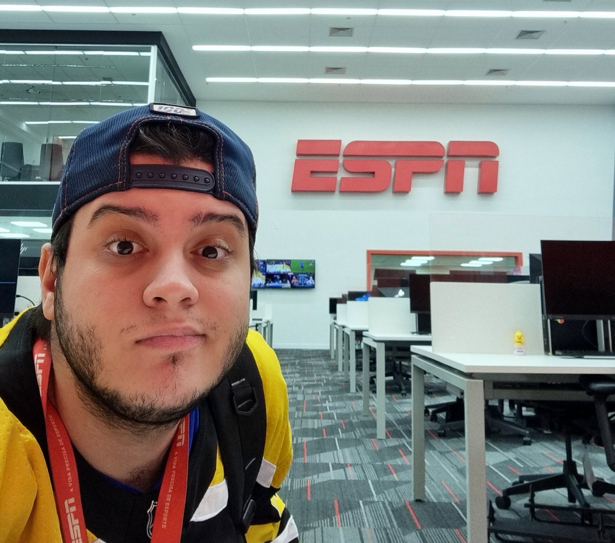 42mathias_'s tweet image. É isso pessoal, acabou. Foram quase sete anos incríveis e onde fica um único sentimento: gratidão. Gratidão a uma casa que apostou em mim com 21 anos pra chegar logo de cara narrando a NFL. Sempre que me perguntarem de ESPN, eu vou dizer com um sorriso no rosto que foi o lugar…