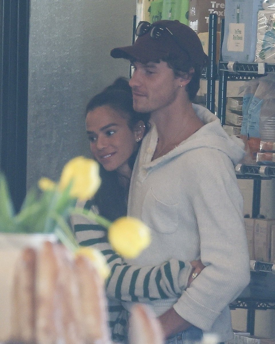 midiaspsm's tweet photo. Shawn Mendes e Bruna Marquezine fazendo compras hoje mais cedo em Los Angeles, Estados Unidos. https://t.co/8A0gIuFkie