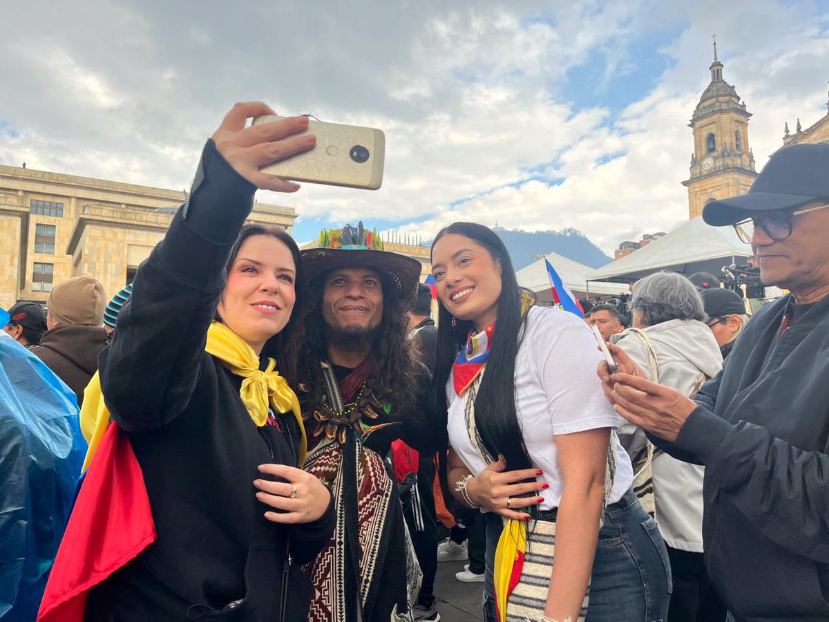 Valentinarauj18's tweet photo. En la plaza de bolivar en Bogotá 🇨🇴❤️ https://t.co/7GDkmJIwfF