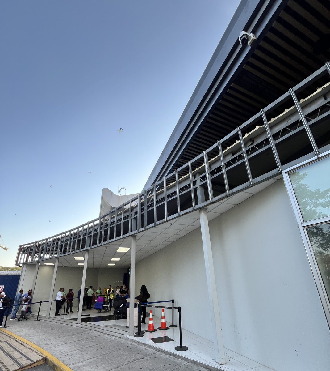 suncinf's tweet image. La Mara anda diciendo que van a cambiar el nombre del aeropuerto, 
esa noticia es totalmente falsa. 

Las obras actuales corresponden a la remodelación de la zona de salida de pasajeros y accesos.