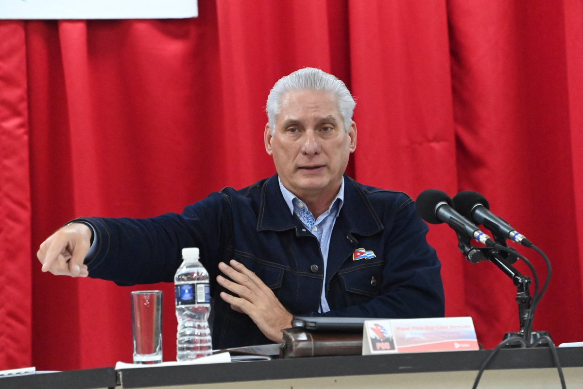 PresidenciaCuba's tweet image. 🗣| Se refirió a que la militancia tienen que estar en el centro de la solución de los problemas. No perdamos el tiempo discutiendo otras cosas en las reuniones del Partido. Qué podemos hacer, por ejemplo, para producir más, para generar más ingresos, para exportar más.