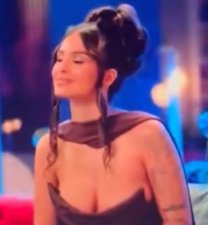 SOOYYOOO_11's tweet photo. Mira que a España nos cae mal pero al estilista más, que la ha puesto que parece una señora de 70 años  #LaIslaDeLasTentaciones25 https://t.co/pVCPbEEZoU