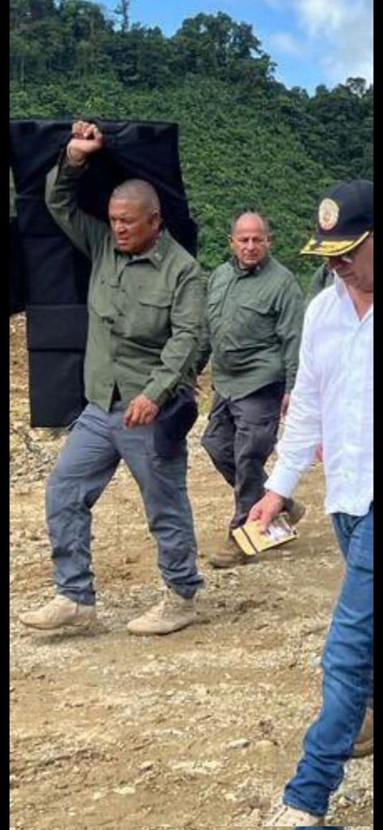 👉 Los mismos agentes cubanos que blindaron a Maduro son los que aparecen escoltando a otros presidentes de la izquierda regional.
👉 La misma doctrina, la misma escuela, el mismo manual de control.

Cuba no exporta médicos, exporta aparatos de inteligencia, contrainteligencia y