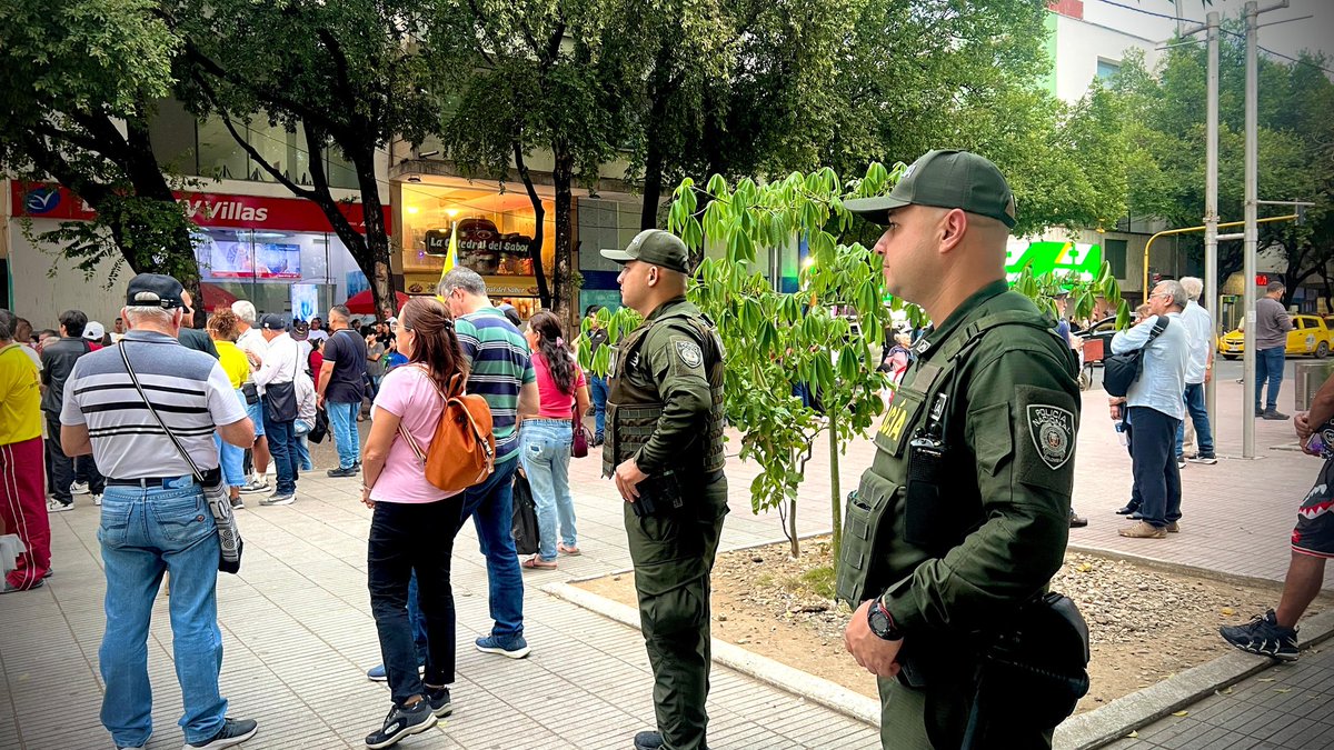 PoliciaCucuta's tweet image. #AEstaHora | 🚔👮🏻‍♂️Brindamos seguridad durante la manifestación pública y pacífica, con apoyo de nuestro Equipo de Diálogo #EDI del Grupo de Diálogo y Mantenimiento del Orden #GUDMO16, en el marco del respeto al derecho a la reunión y a la libre expresión. 🚨🚨
@ServicioPolicia