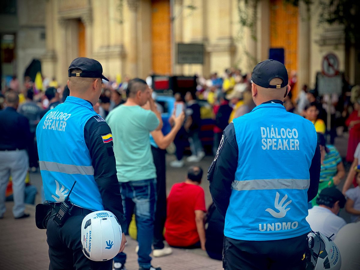 PoliciaCucuta's tweet image. #AEstaHora | 🚔👮🏻‍♂️Brindamos seguridad durante la manifestación pública y pacífica, con apoyo de nuestro Equipo de Diálogo #EDI del Grupo de Diálogo y Mantenimiento del Orden #GUDMO16, en el marco del respeto al derecho a la reunión y a la libre expresión. 🚨🚨
@ServicioPolicia