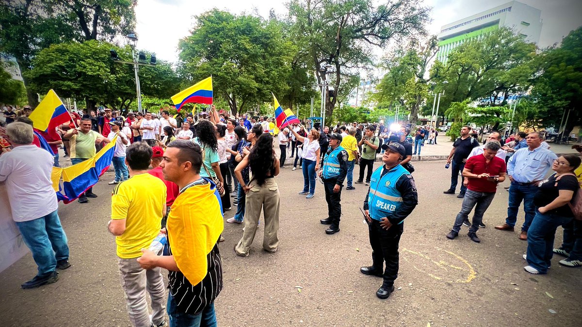 PoliciaCucuta's tweet image. #AEstaHora | 🚔👮🏻‍♂️Brindamos seguridad durante la manifestación pública y pacífica, con apoyo de nuestro Equipo de Diálogo #EDI del Grupo de Diálogo y Mantenimiento del Orden #GUDMO16, en el marco del respeto al derecho a la reunión y a la libre expresión. 🚨🚨
@ServicioPolicia
