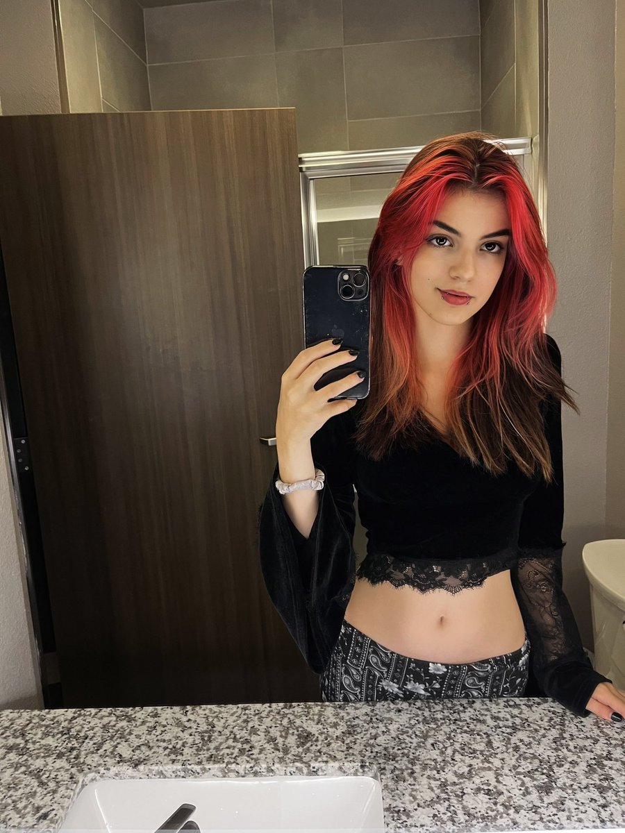 Evie🖤 tweet media