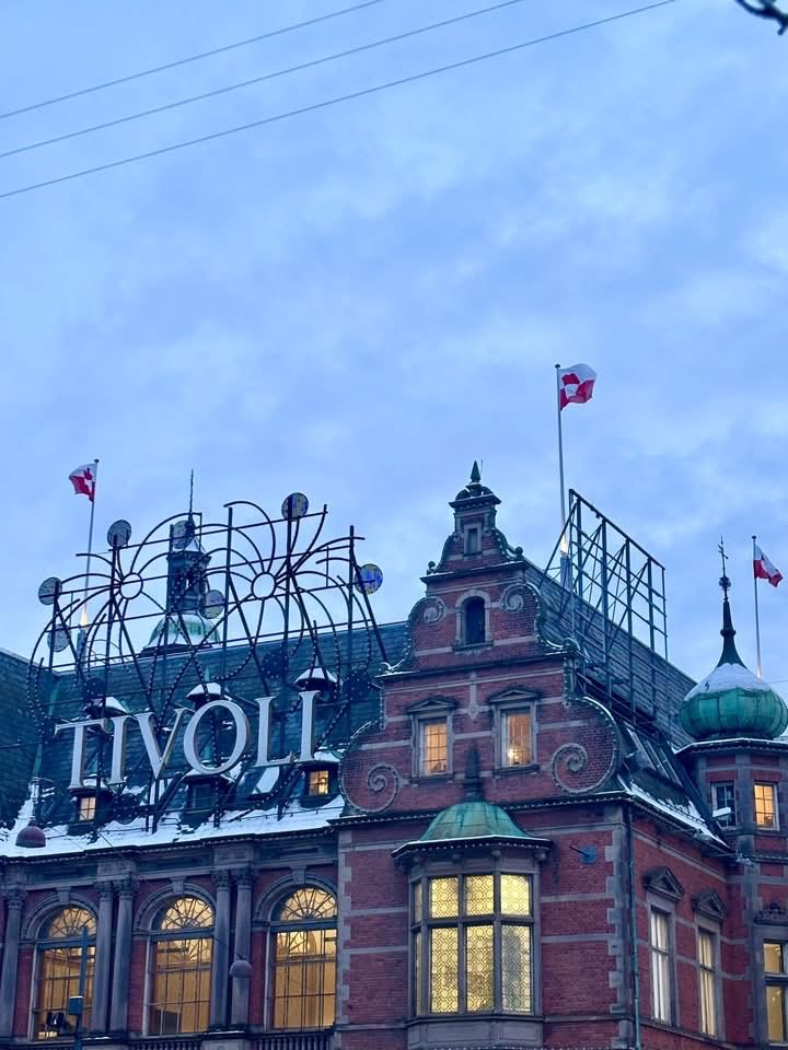 OJoelsen's tweet image. Today, Tivoli in Copenhagen raised the Greenlandic flag🇬🇱 A clear and beautiful gesture. Thank you, Tivoli.