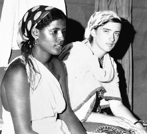 somalivisuals's tweet image. Somali woman photographed next to British anthropologist in Afgooye, Somalia (1967)
